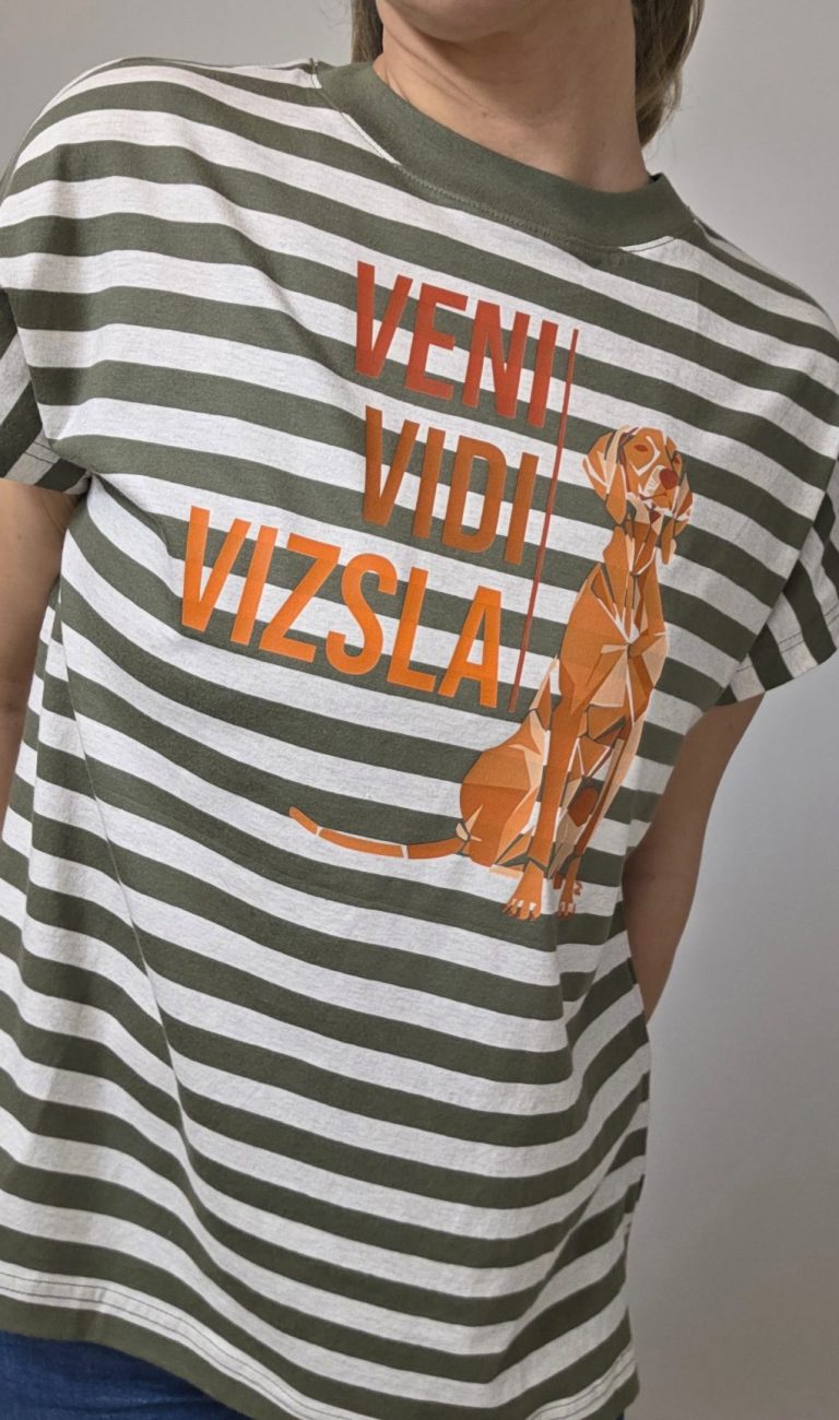 Gestreiftes T-Shirt in thymiangrün mit dem Aufdruck „Veni, Vidi, Vizsla“.